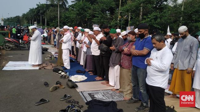 Massa Aksi 2503 Salat Ashar Berjamaah Di Sekitar Patung Kuda Jakarta Pusat