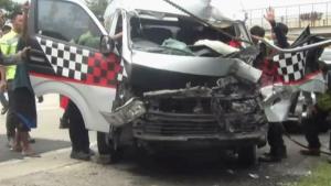 Toyota HiAce Tabrak Truk di Tol Cipali, 8 Orang Luka