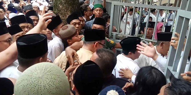 Ribuan Pelayat Gus Sholah Berdesakan di Jombang, Pintu Pagar Makam Jebol