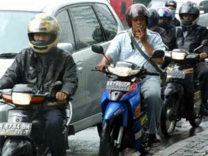 Tilang Elektronik DKI Bakal Bidik Pemotor Sambil Merokok
