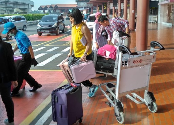 Lansia Sendirian Berpergian atau Banyak Barang Bawaan di Bandara Soetta? Don`t Worry Be Happy!
