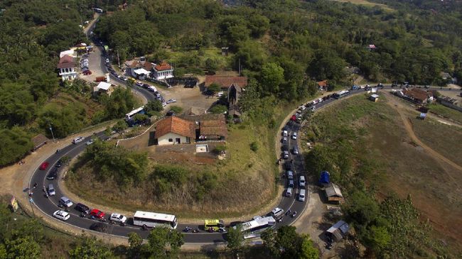 Tebing di Tepi Jalan Limbangan-Nagreg Garut Longsor Dipicu Gempa