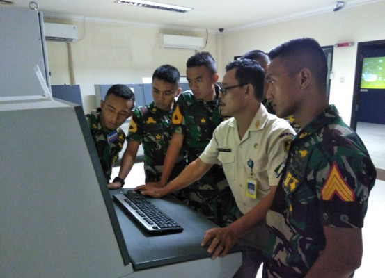 Taruna AAL Korps Teknik Latihan Teknik di Laboratorium Real Engine Simulator
