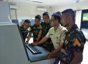 Taruna AAL Korps Teknik Latihan Teknik di Laboratorium Real Engine Simulator