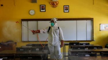 Virus Vorona: Guru Honorer Jual Barang, Orang Tua Siswa Tunggak Iuran Sekolah: `Mending untuk Makan`