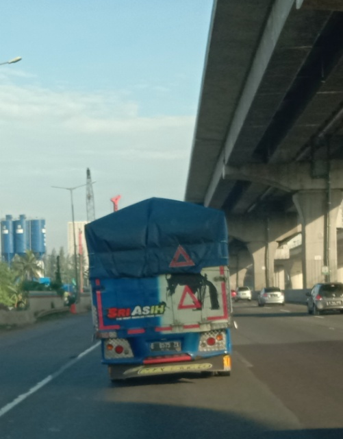 Truk-Truk Miring Over Muatan di Tol Cikampek Selasa 5 Mei 2020