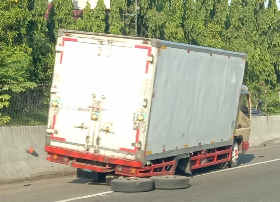 Truk Patah As Roda di Tol Cikampek Selasa 5 Mei 2020