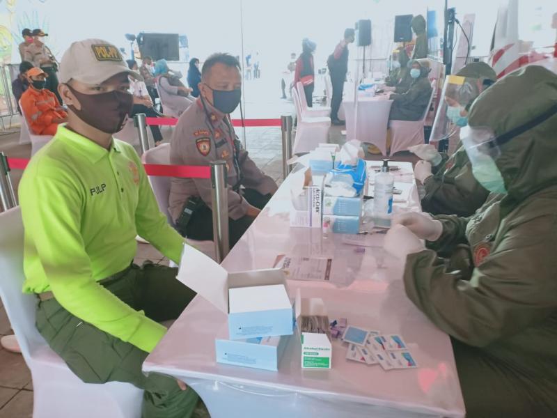 Relawan Indonesia Bersatu Covid-19 Gelar Rapid Test di Terowongan Kendal