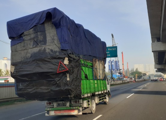 Ngeri Bener! Truk Bermuatan Seabrek-abrek Melintas di Tol Cikampek Kamis 14 Mei 2020