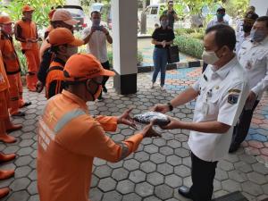 Camat Gambir Bagikan Masker Untuk Anggota PPSU