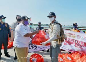 Warga Pulau Lancang Gembira Peroleh Paket Sembako dari PLP Tanjung Priok
