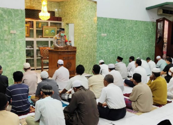 Kepada Jamaah Masjid, Kapolsek Tebet Sosialisasikan Protokol Kesehatan