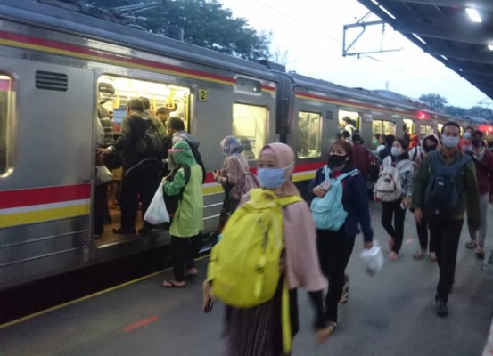 KRL Padat Penumpang Tanpa Jaga Jarak