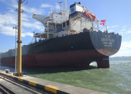 Kapal MV Great Glen Angkut 71.582 Ton Pakan Ternak Asal Brasil Sandar di Terminal Teluk Lamong
