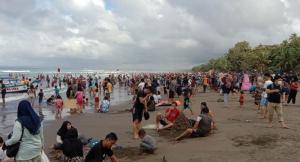 Libur Panjang, Wisatawan Padati Pantai Pangandaran