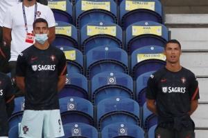 Cristiano Ronaldo Kena Semprot karena Tak Pakai Masker Saat Tonton Pertandingan