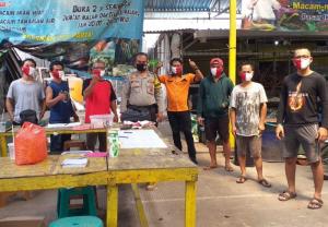 Bhabinkamtibmas Pengasinan Sosialisasikan Protokol Kesehatan & Bagikan Masker ke Pedagang Pasar