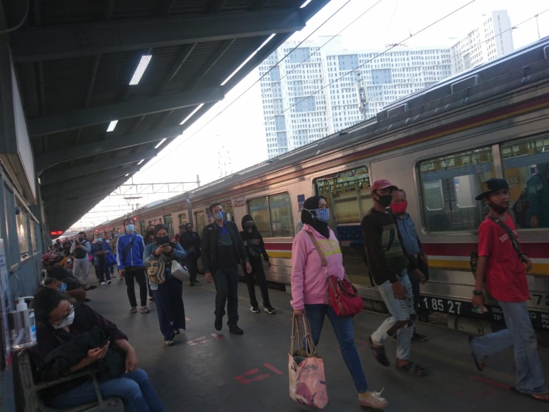Masih Banyak Penumpang KRL Pakai Masker Scuba di Stasiun Bekasi