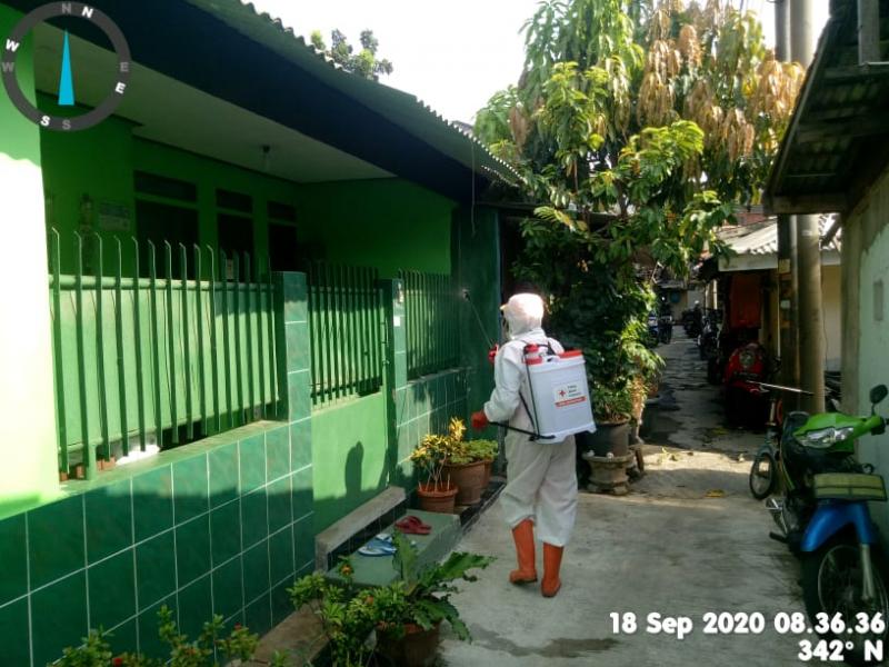 Lingkungan Asrama Polisi RW 09 Jatibaru Disemprot Disinfektan