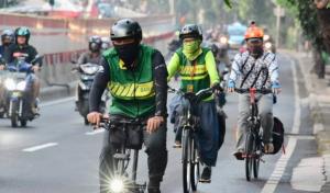 Pesepeda Wajib Pakai Baju Reflector di Malam Hari