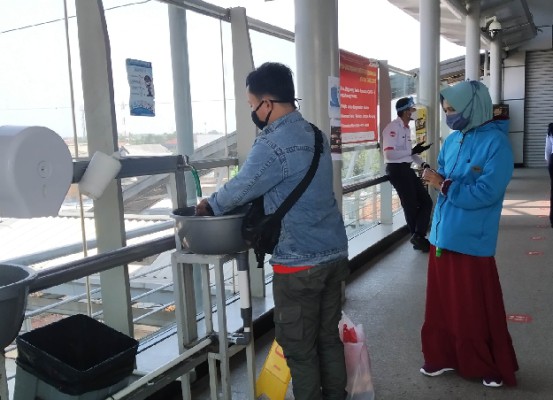 Penumpang Krl Di Stasiun Cibitung Tertib Aturan Protokol Kesehatan