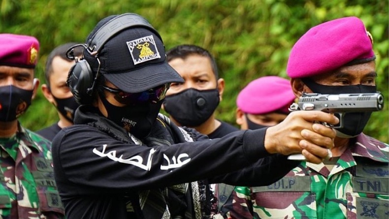 Ustadz Abdul Somad Belajar Menembak dan Naik Tank di Markas Marinir