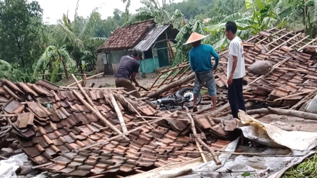 Angin Puting Beliung Terjang Parung Panjang, Bogor, Sejumlah Rumah Rusak
