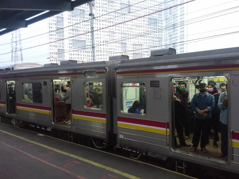 Penumpang di Stasiun Bogor: Antre Tapi Enggak Parah, Bus Bantuan BPTJ juga Ada