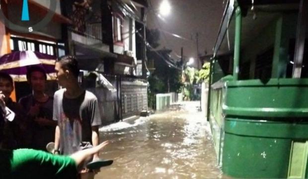 Hujan Deras, Banjir Terjang Jakarta Timur Ketinggian Air Capai 2 Meter
