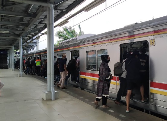 Penumpang KRL Berangkat, Suasana Stasiun Cibitung Kembali Sepi
