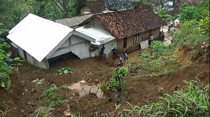 Hujan Deras, 2 Rumah Warga di Pacitan Tertimpa Longsor
