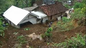 Hujan Deras, 2 Rumah Warga di Pacitan Tertimpa Longsor