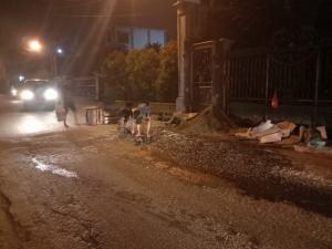 Warga Swadaya Perbaiki Jalan Pengasinan setelah Sekian Lama Tak Kunjung Diperbaiki Pemkot Bekasi