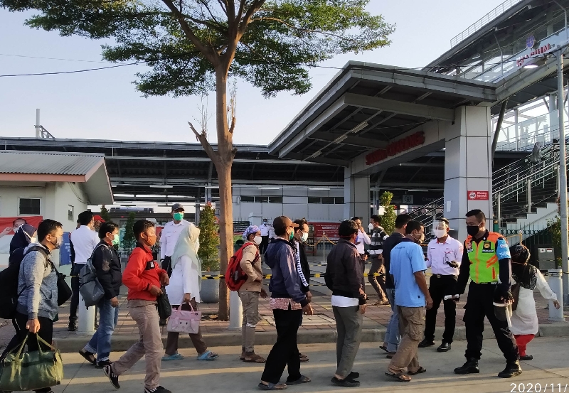 Ketat, Calon Penumpang Pakai Baju Lengan Pendek Dilarang Masuk Stasiun Cikarang
