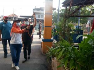 Lurah Serdang Pimpin Penyemprotan Disinfektan di Lingkungan RW 06