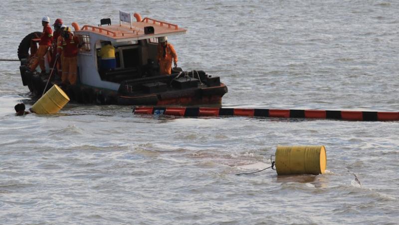 Kapal Kargo Bermuatan 137 Kontainer Tenggelam di Teluk Lamong Surabaya
