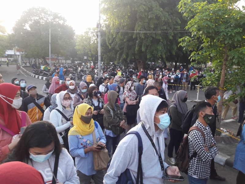 Buka Tutup Antrean Penumpang di Stasiun Bekasi