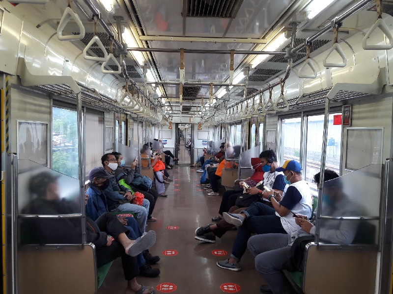 KRL Arah Jakarta Sepi, Penumpang Bisa Jaga Jarak
