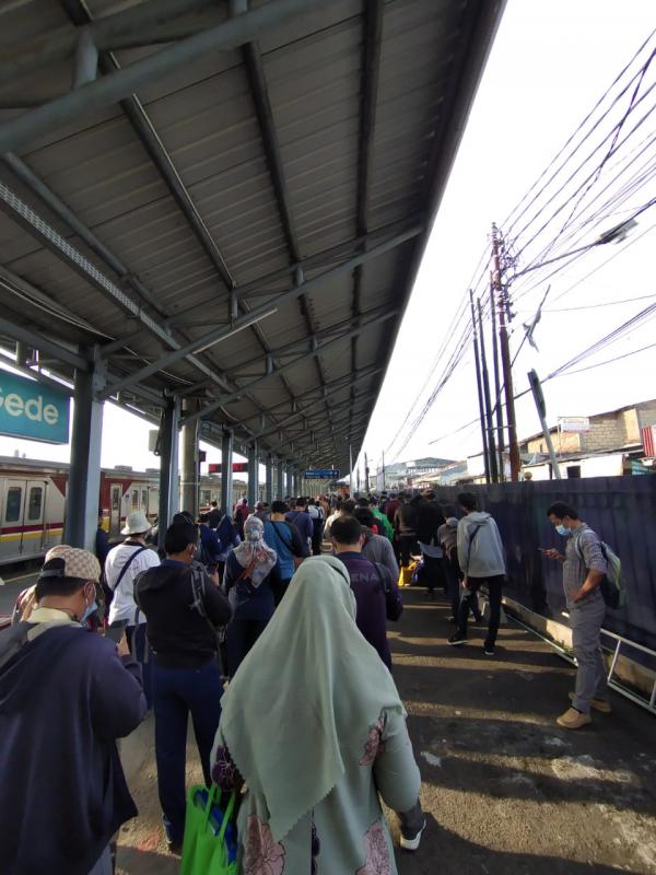 Peron di Stasiun Bojong Gede Pagi ini Padat, Penumpang: Padahal Hari Kamis!