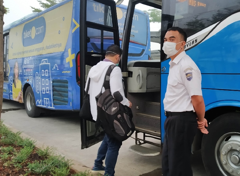 Iskandar: Penumpang Usia 50 Tahun Lebih Terbantu dengan Naik Bus Gratis BPTJ di Stasiun Cikarang