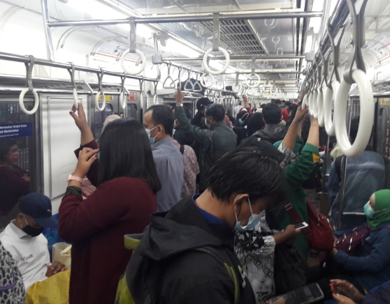 KRL Dari Stasiun Juanda Tujuan Bekasi Ramai Penumpang Rabu Sore