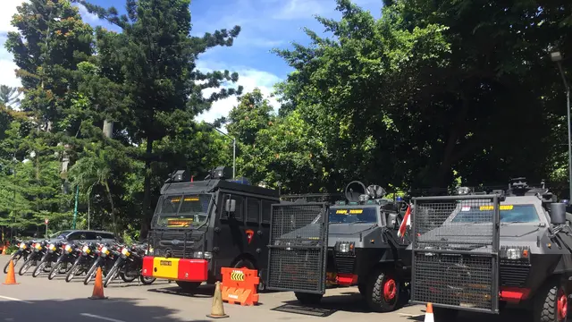 Jelang Pemeriksaan Habib Rizieq Shihab, Kendaraan Brimob Terparkir di Gedung Reskrimum Polda Metro
