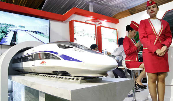 Rel Kereta Cepat Jakarta-Bandung Diangkut Kapal dari Pelabuhan di China