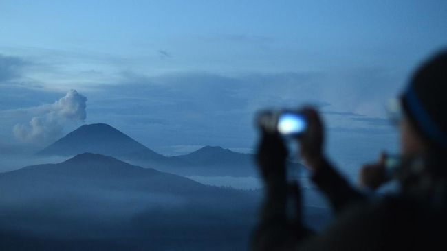 Gunung Semeru Luncurkan Awan Panas Hingga 11 Km