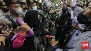 Tolak Dibubarkan, Emak-emak Aksi 1812 Jaga Jarak dari Aparat    