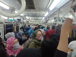 Jumat Sore, Naik KRL dari Stasiun Cikini, Sampai Kalibata Penumpang Saling Dorong Saking Penuhnya