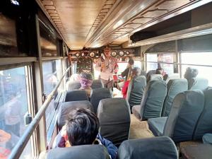 Melalui Kuis,  Kapolsek Losarang Indramayu  Cek Kepatuhan Prokes para Penumpang Bus 