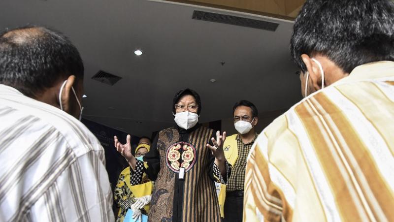 Mensos Tri Rismaharini Bantu Tunawisma Dapat Pekerjaan Baru di Bekasi