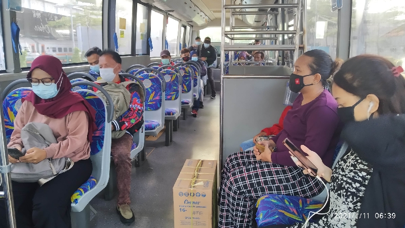 Emak-Emak Gendong Bocah ikut Naik Bus Gratis BPTJ dari Stasiun Cikarang