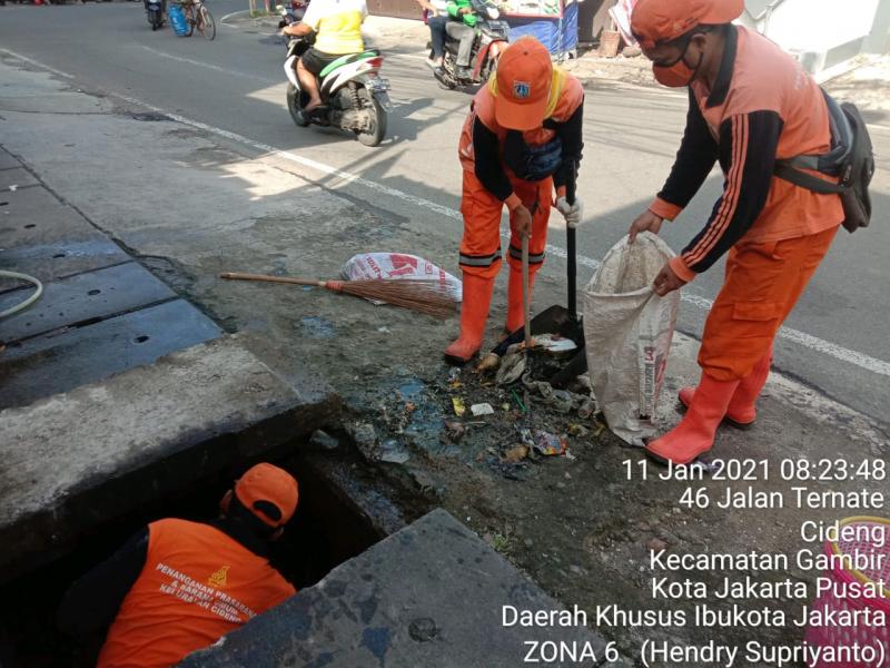 PPSU Cideng Jakpus  Kuras saluran di Jalan Sangau dan Hasyim Ashari